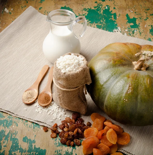 Ingredients for the rice porridge with dried fruits and spices i — Stock Photo, Image