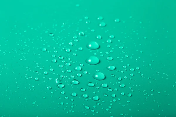 Gotas de agua sobre un fondo de color. Enfoque selectivo. Tonificado —  Fotos de Stock
