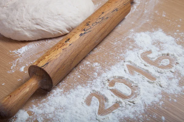 Cijfers 2016 op meel morsen op houten achtergrond. Selectieve f — Stockfoto