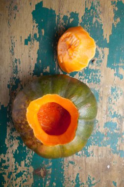 Balkabağı tohumları boyalı eski ahşap masa üzerinde olmadan