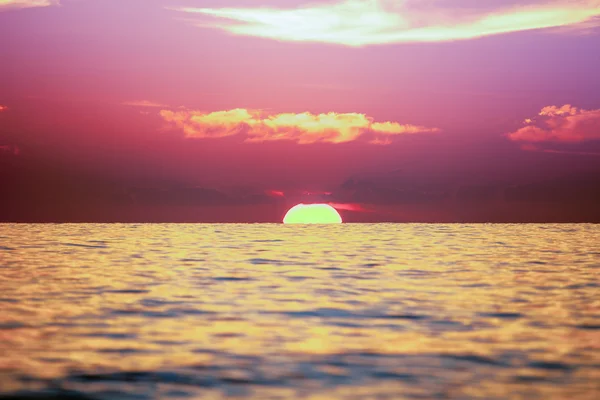 Fundo de belo pôr do sol sobre as ondas do mar Mediterrâneo. Sel... — Fotografia de Stock