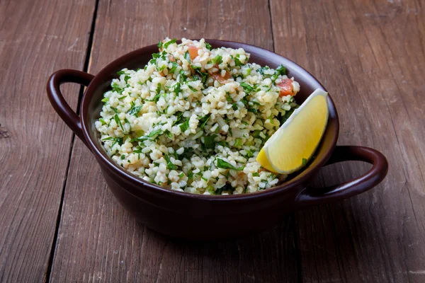 Turco pasto tradizionale - Insalata Taboule su un tavolo di legno fatto — Foto Stock