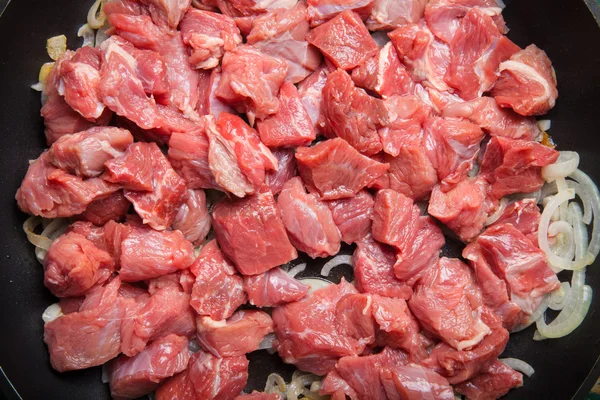Carne crua fresca em uma panela. Ingredientes para mea turca tradicional — Fotografia de Stock