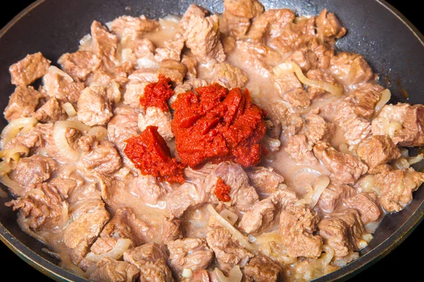 Тушеное мясо на сковороде. Ингредиенты для традиционной турецкой еды - К — стоковое фото