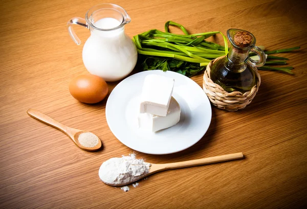 Bílý sýr, mléko, vejce, olivový olej, zelené cibule a koření - ing — Stock fotografie