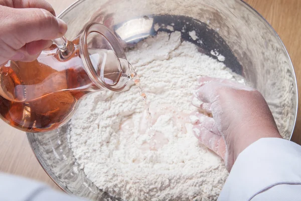 Le mani di donna impastano la pasta. Focus selettivo — Foto Stock