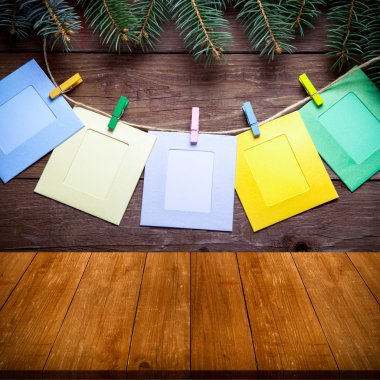 Noel ağacı dalı ve fotoğraf çerçeveleri ile renkli clothespins dönüştürün 