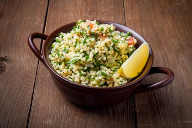 Türk geleneksel yemek - Taboule salata yapılmış ahşap bir masa üzerinde