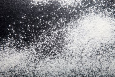 Tek sesli arka plan üzerine dökülüp un. Seçici odak