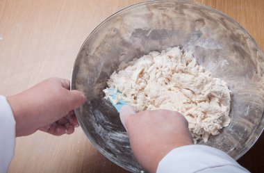 Kadının el hamur yoğurmak. Seçici odak