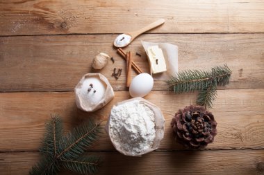 Zencefilli kurabiye malzemelerin üzerine hafif ahşap tablo veya yönetim kurulu li