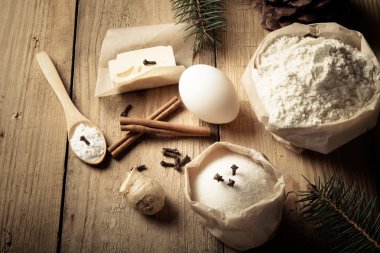 Zencefilli kurabiye malzemelerin üzerine hafif ahşap tablo veya yönetim kurulu li