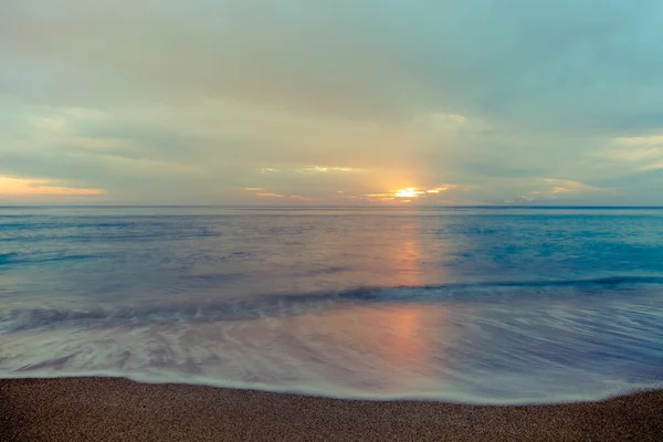 Uitzicht op zee op de achtergrond van de prachtige zonsondergang. Afgezwakt — Stockfoto