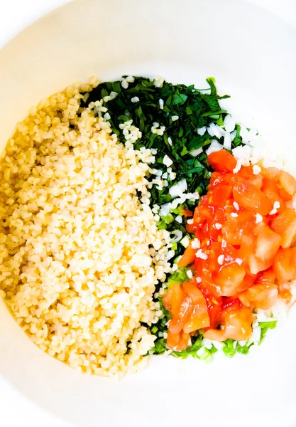 Legumes frescos finamente picados em uma mesa de madeira leve ou cutti — Fotografia de Stock