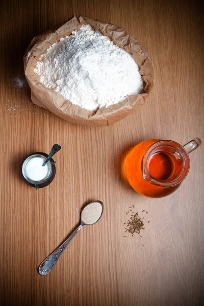 Ingredienti per pane allo zafferano: farina, acqua di zafferano, lievito — Foto Stock