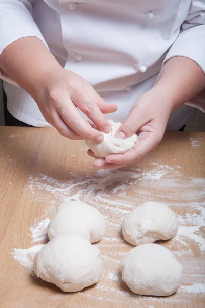 Woman's hands knead dough. Selective focus — Stock Photo, Image