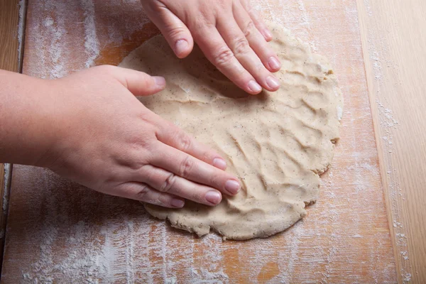 Mâinile femeii în procesul de pregătire a aluatului pentru turta dulce c — Fotografie, imagine de stoc