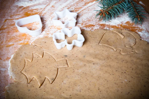 Deeg voor peperkoek cookie en cookie cutters in verschillende sha — Stockfoto