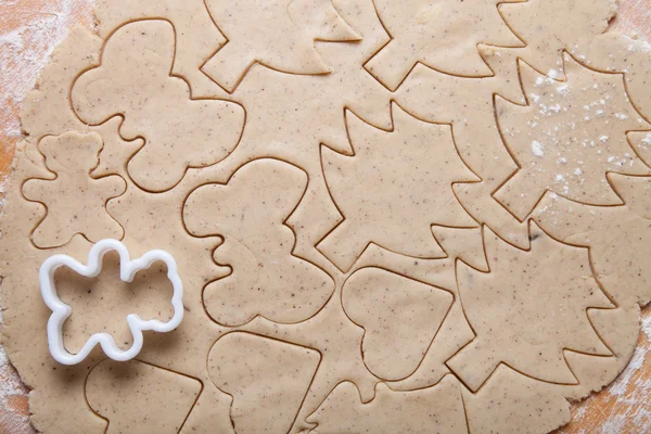 Massa para biscoito de gengibre e cortadores de biscoito em sha diferente — Fotografia de Stock
