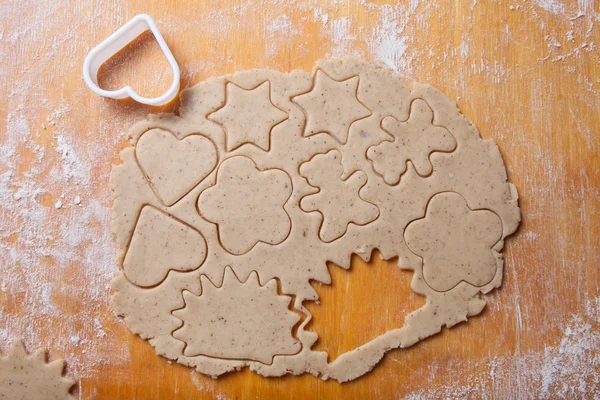 Deeg voor peperkoek cookie en cookie cutters in verschillende sha — Stockfoto