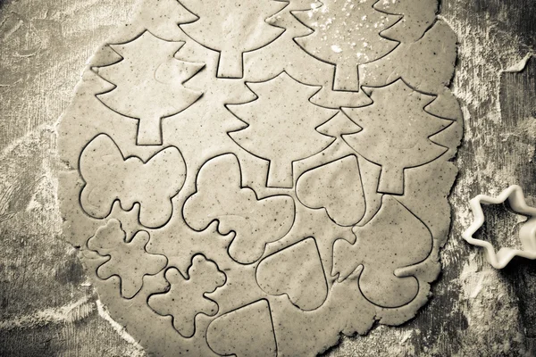 Masa para galletas de jengibre y cortadores de galletas en diferentes sha — Foto de Stock