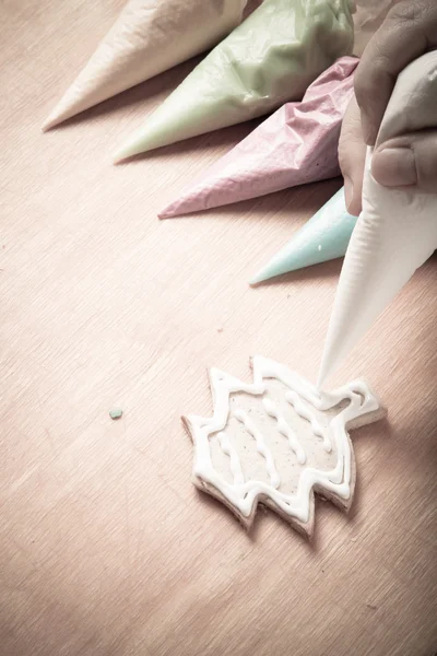 Yeni yıl gingerbread aşçı üzerinde çizim sürecinde kadının elleri — Stok fotoğraf