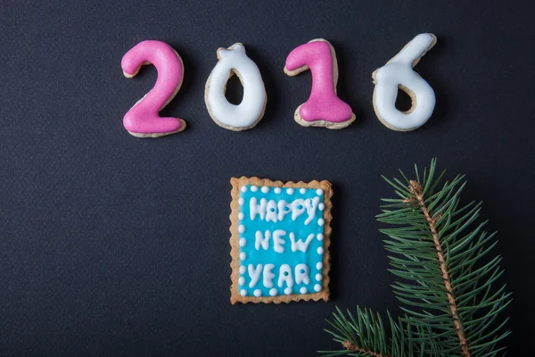 Peperkoek zelfgemaakte koekjes met slagroom en kerstboom branc — Stockfoto