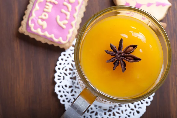 Verre de boisson d'argousier (kissel) et pain d'épice coloré — Photo