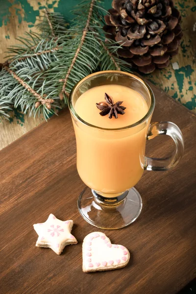 Glass of sea buckthorn beverage (kissel) and colored gingerbread — Stock Photo, Image