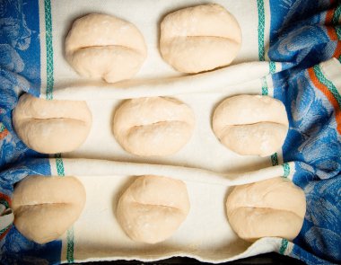 pizza ya da pasta ve çörekler için un ile hamur küçük toplar. s