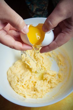 Gingerbread c için hamur hazırlama sürecinde kadının elleri