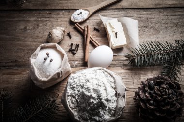 Zencefilli kurabiye malzemelerin üzerine hafif ahşap tablo veya yönetim kurulu li