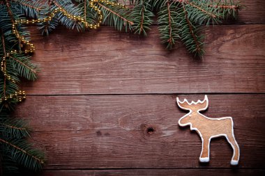 Gingerbread ev yapımı kurabiye ile buzlanma ve Noel ağacı branc