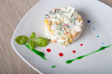 Farklı sos vuruş tarafından hizmet veren salata