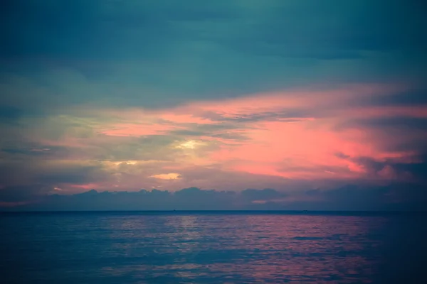 Vista al mar en el fondo de la hermosa puesta de sol. Tonificado —  Fotos de Stock