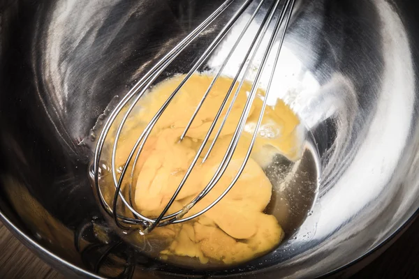 ไข่หักในชามโลหะที่มีหนวด โทนสี — ภาพถ่ายสต็อก