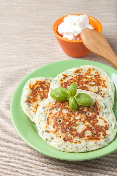 Crêpes aux herbes et fromage — Photo