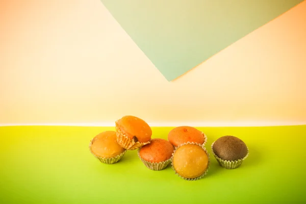 Cupcakes faits maison sur un fond coloré. Concentration sélective. Ton : — Photo