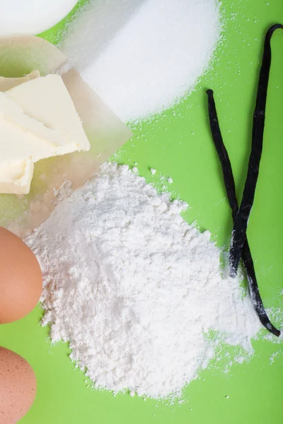 Ingredienti per pasta dolce su fondo di carta colorato — Foto Stock