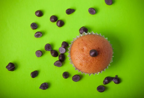 Hembakade cupcakes på en färgad bakgrund. Selektiv inriktning. Tonar — Stockfoto