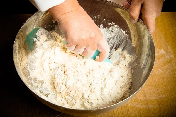 Les mains de la femme pétrissent la pâte. Concentration sélective. tonique — Photo