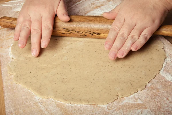 Ręce kobieta w trakcie przygotowywania ciasta na Piernik c — Zdjęcie stockowe