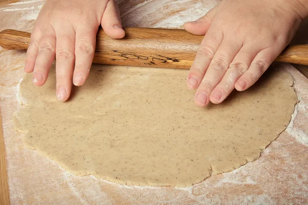 Gingerbread c için hamur hazırlama sürecinde kadının elleri — Stok fotoğraf