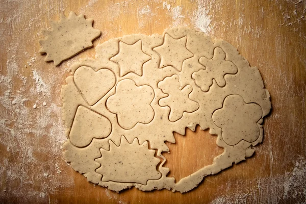 Dough for gingerbread cookie and cookie cutted in different shap — Stockfoto