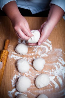 Eller hamur kesme. Seçici odak. Tonda