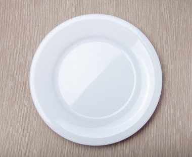 Boş beyaz plaka üzerinde gri peçete, üstten görünüm