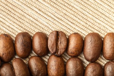 Kahve çekirdekleri için arka plan ışık peçeteye. Metin için yer