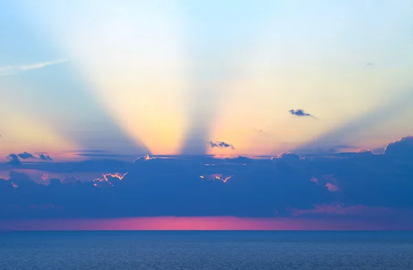 在美丽的日落背景上的海景 — 图库照片