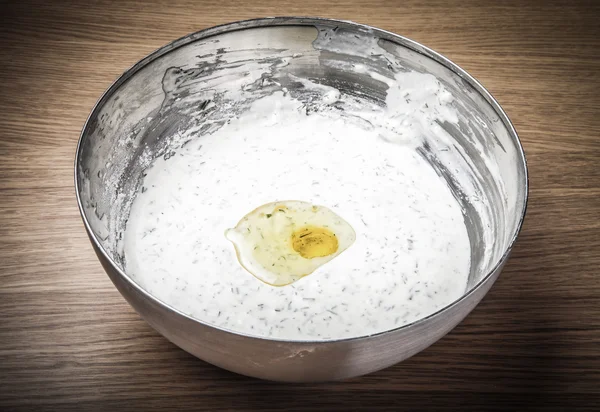 Жидкое белое тесто с травами и разбитое яйцо. Toned — стоковое фото