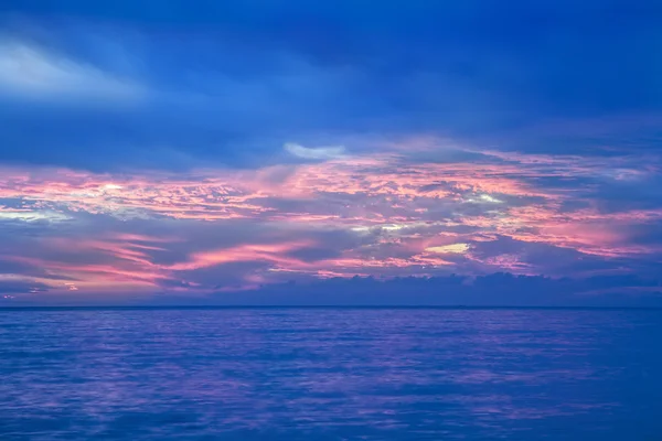 Vista al mar en el fondo de la hermosa puesta de sol —  Fotos de Stock